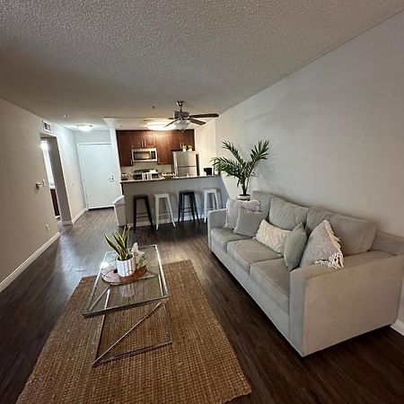 Incredible Two Bedroom Hollywood Apartments Free Parking Лос Анджелис Екстериор снимка