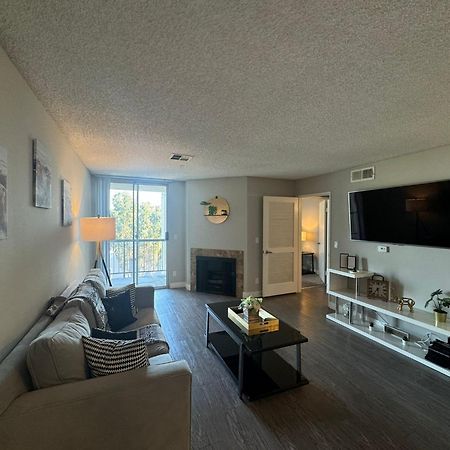 Incredible Two Bedroom Hollywood Apartments Free Parking Лос Анджелис Екстериор снимка