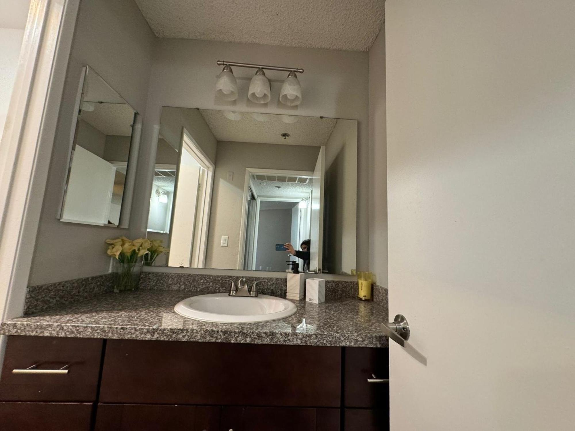 Incredible Two Bedroom Hollywood Apartments Free Parking Лос Анджелис Екстериор снимка