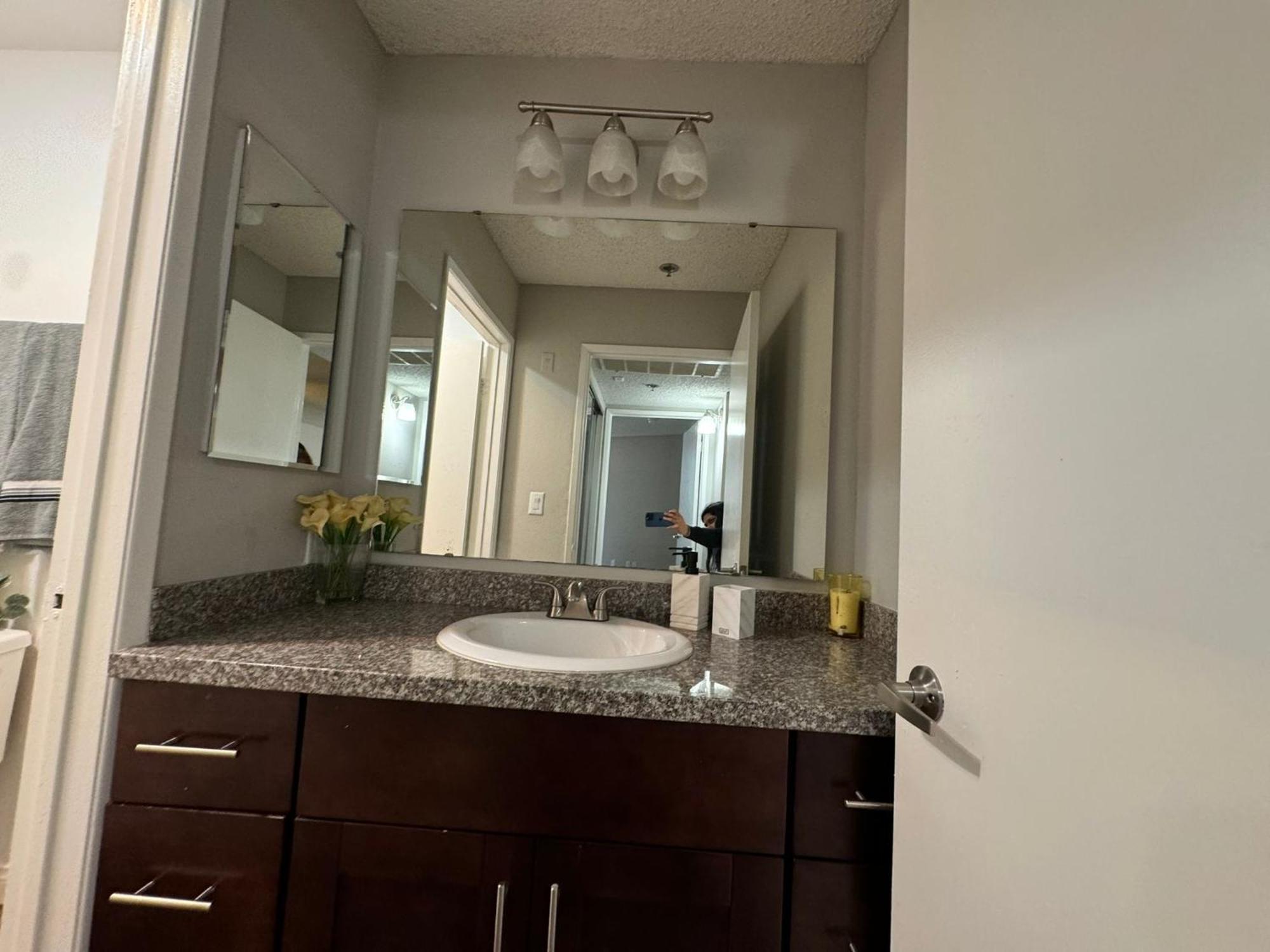 Incredible Two Bedroom Hollywood Apartments Free Parking Лос Анджелис Екстериор снимка