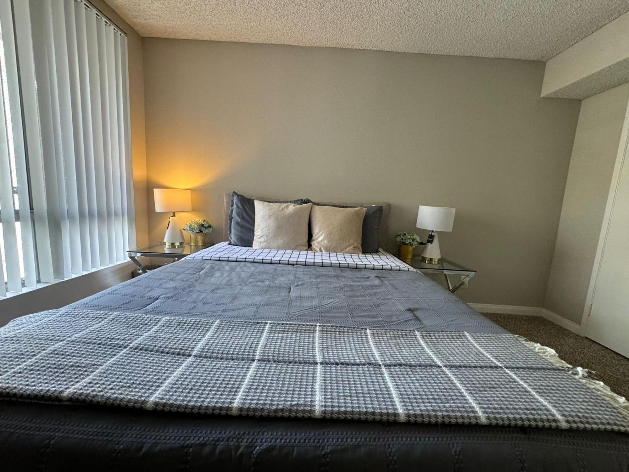 Incredible Two Bedroom Hollywood Apartments Free Parking Лос Анджелис Екстериор снимка