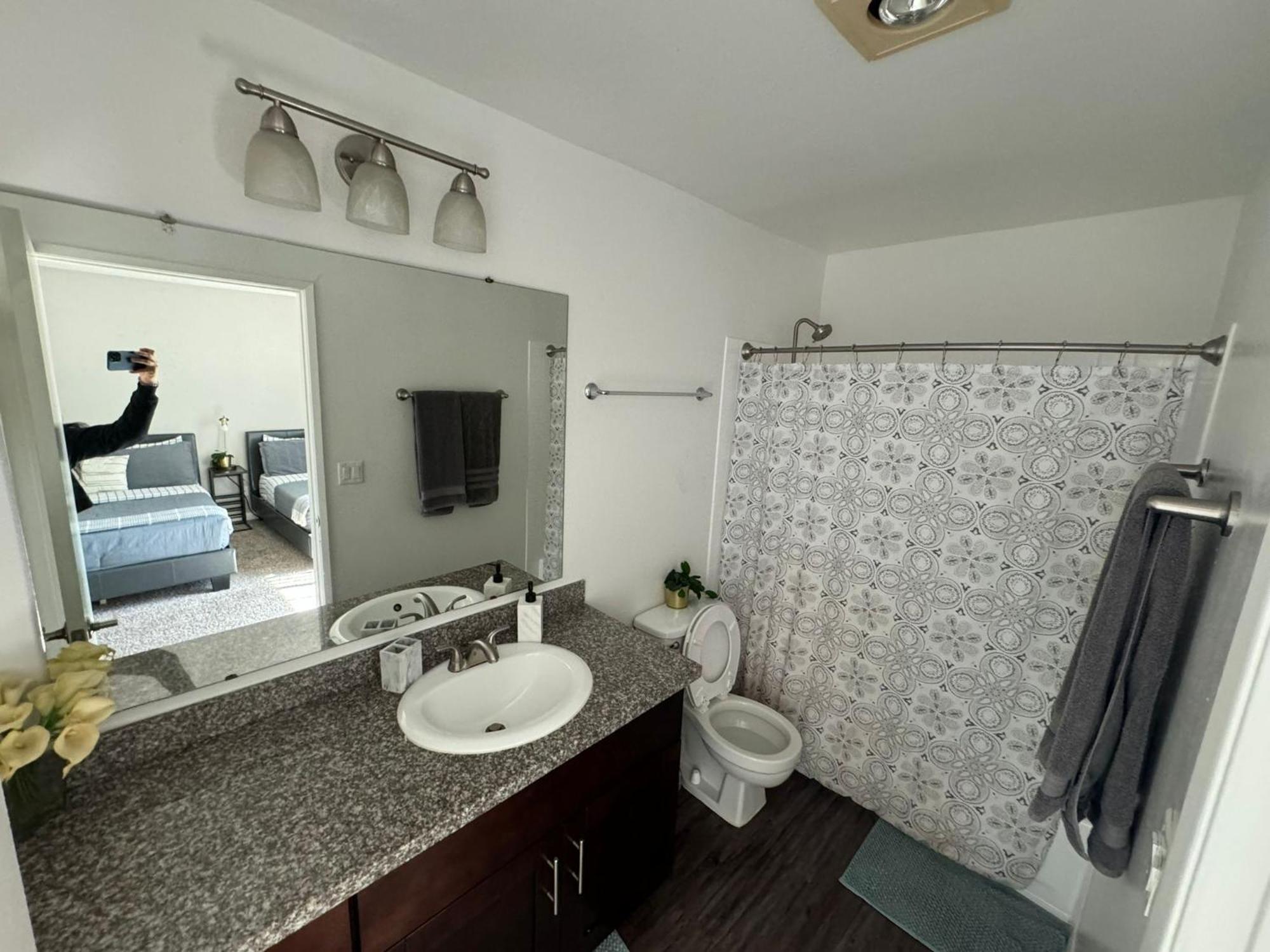 Incredible Two Bedroom Hollywood Apartments Free Parking Лос Анджелис Екстериор снимка