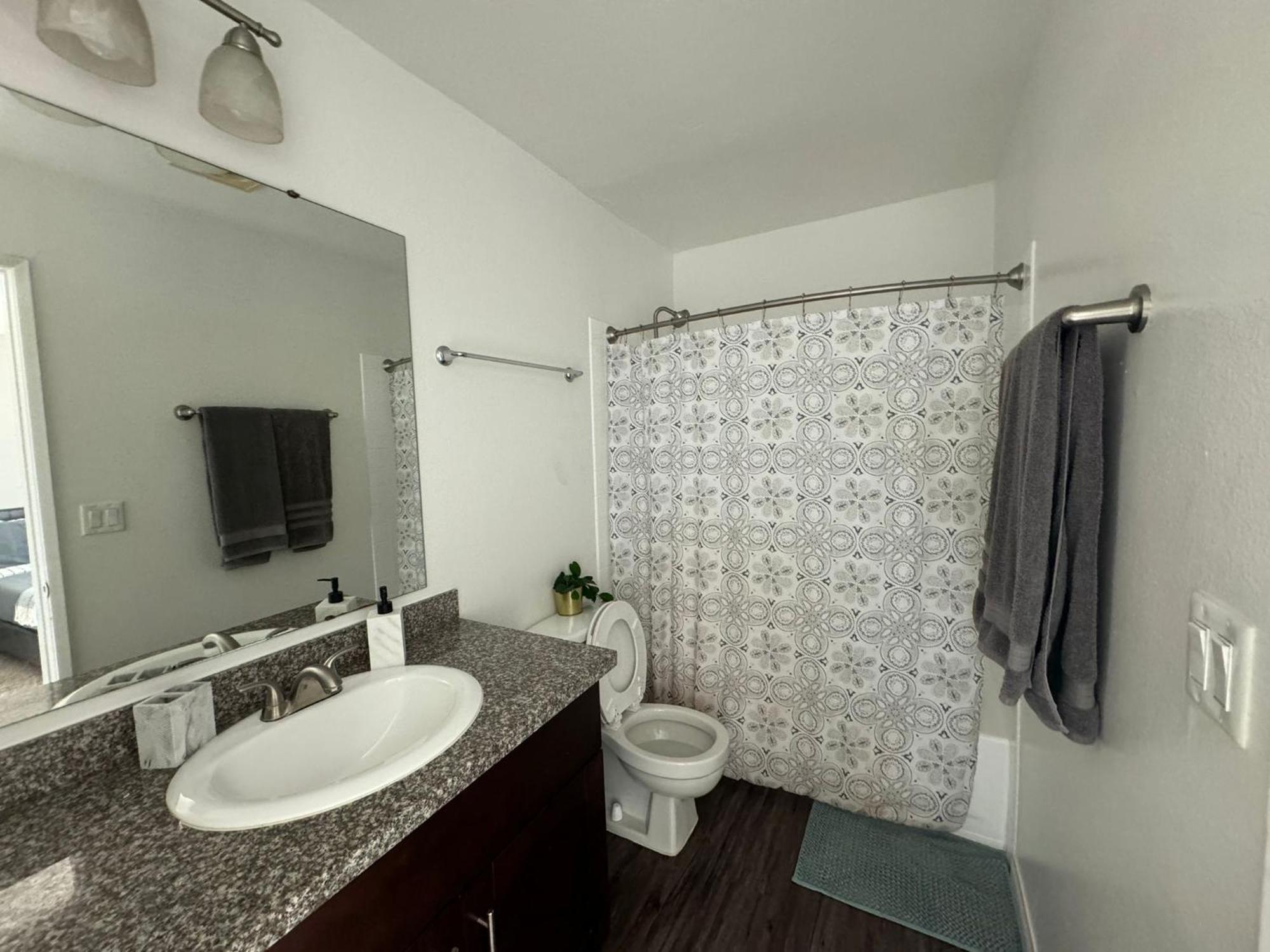 Incredible Two Bedroom Hollywood Apartments Free Parking Лос Анджелис Екстериор снимка
