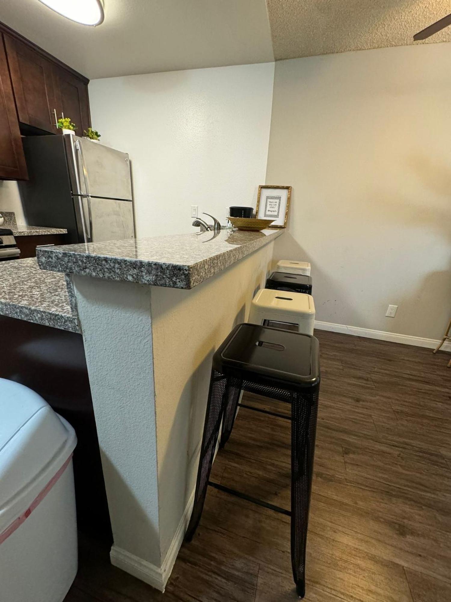 Incredible Two Bedroom Hollywood Apartments Free Parking Лос Анджелис Екстериор снимка