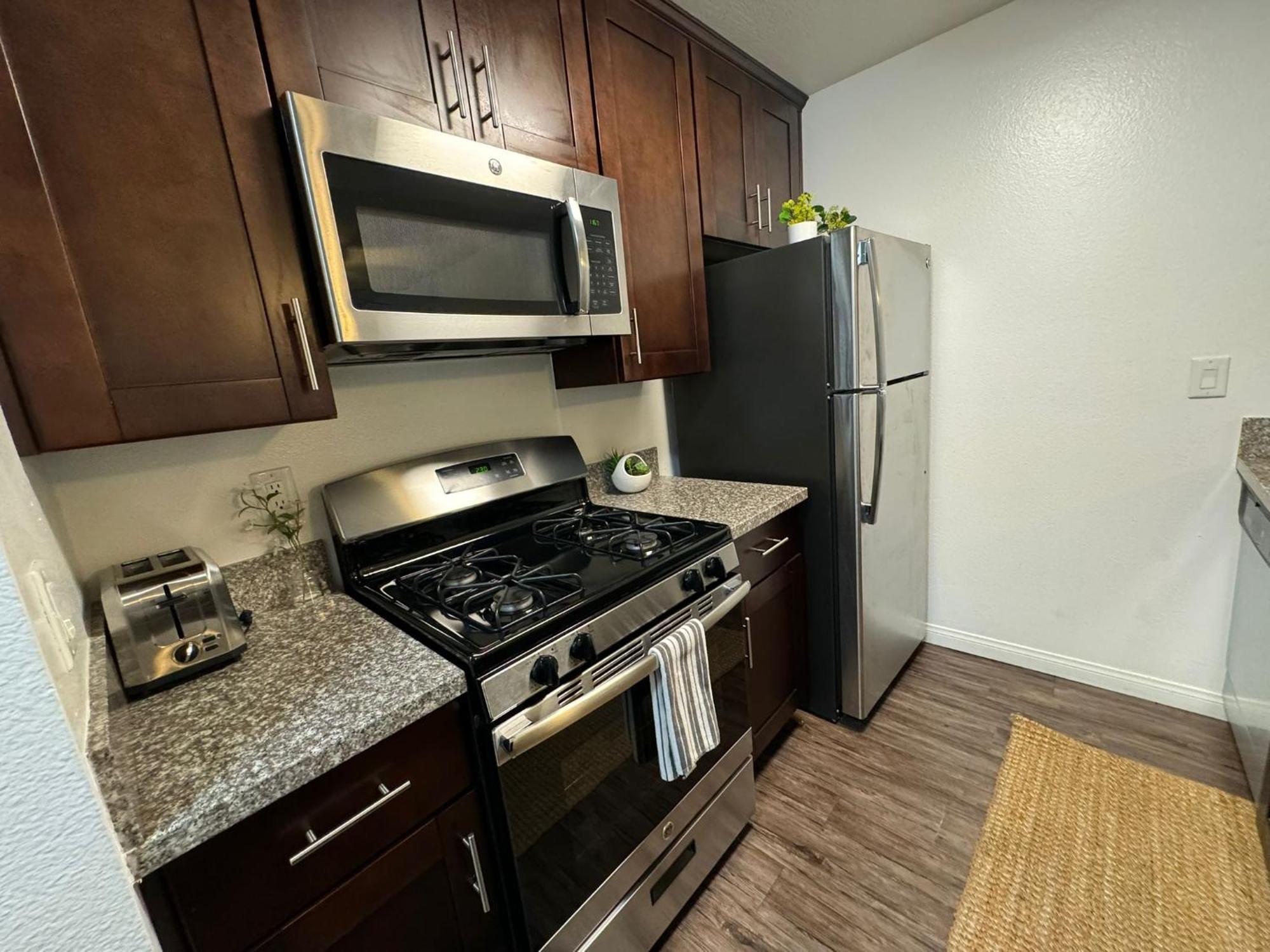 Incredible Two Bedroom Hollywood Apartments Free Parking Лос Анджелис Екстериор снимка