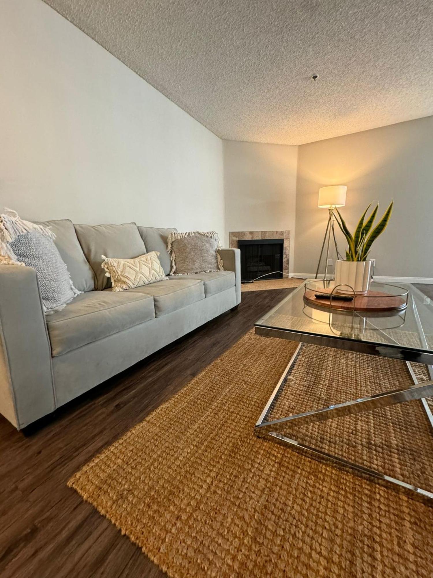 Incredible Two Bedroom Hollywood Apartments Free Parking Лос Анджелис Екстериор снимка