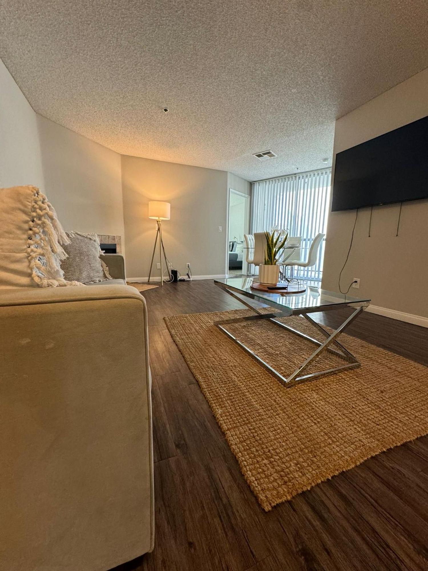 Incredible Two Bedroom Hollywood Apartments Free Parking Лос Анджелис Екстериор снимка