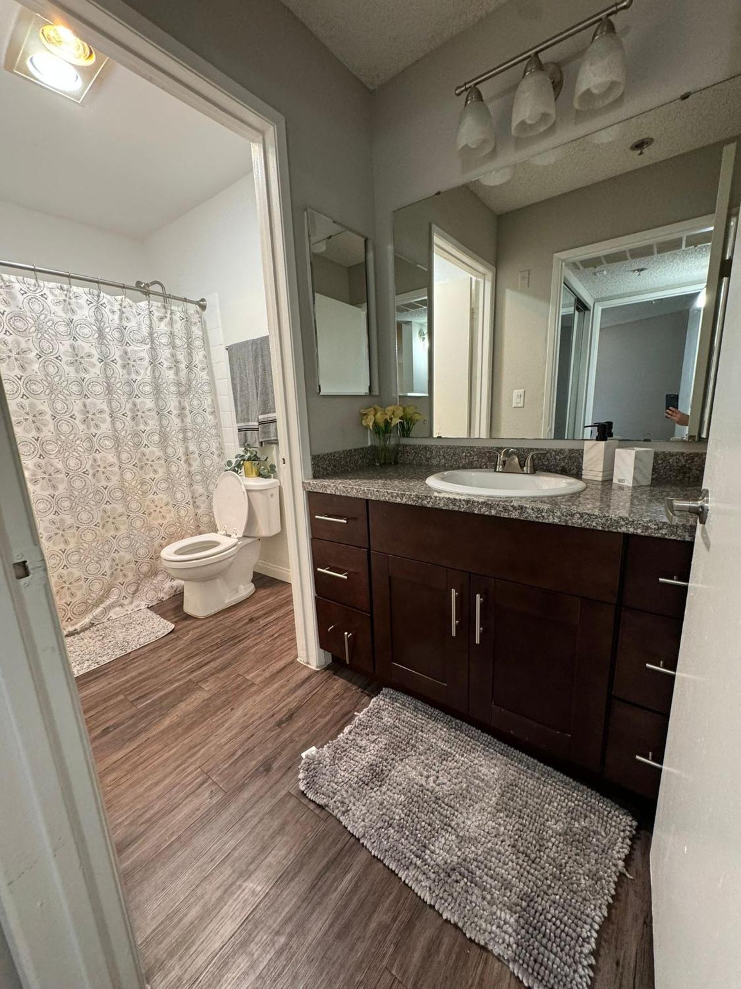 Incredible Two Bedroom Hollywood Apartments Free Parking Лос Анджелис Екстериор снимка