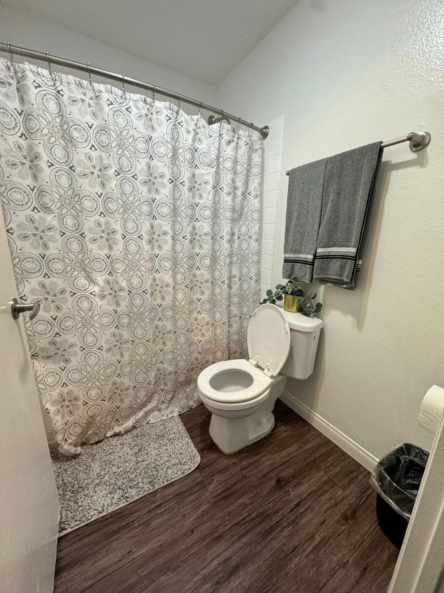 Incredible Two Bedroom Hollywood Apartments Free Parking Лос Анджелис Екстериор снимка