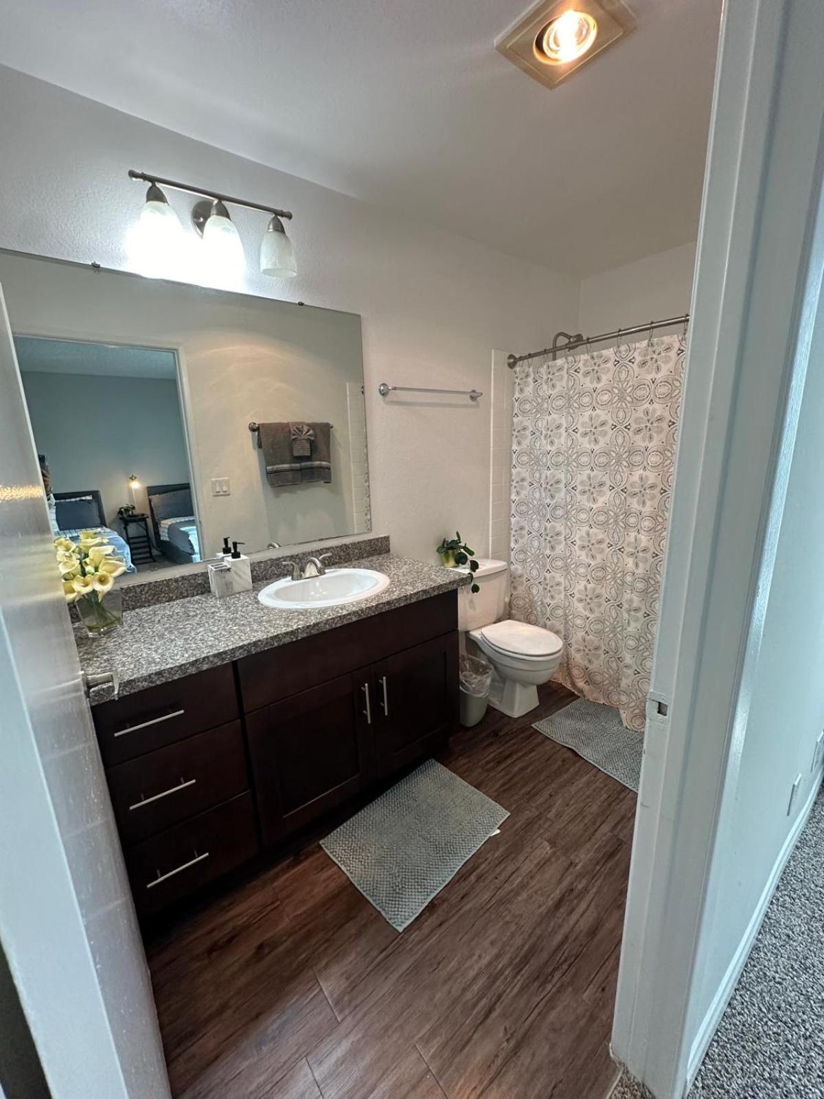 Incredible Two Bedroom Hollywood Apartments Free Parking Лос Анджелис Екстериор снимка