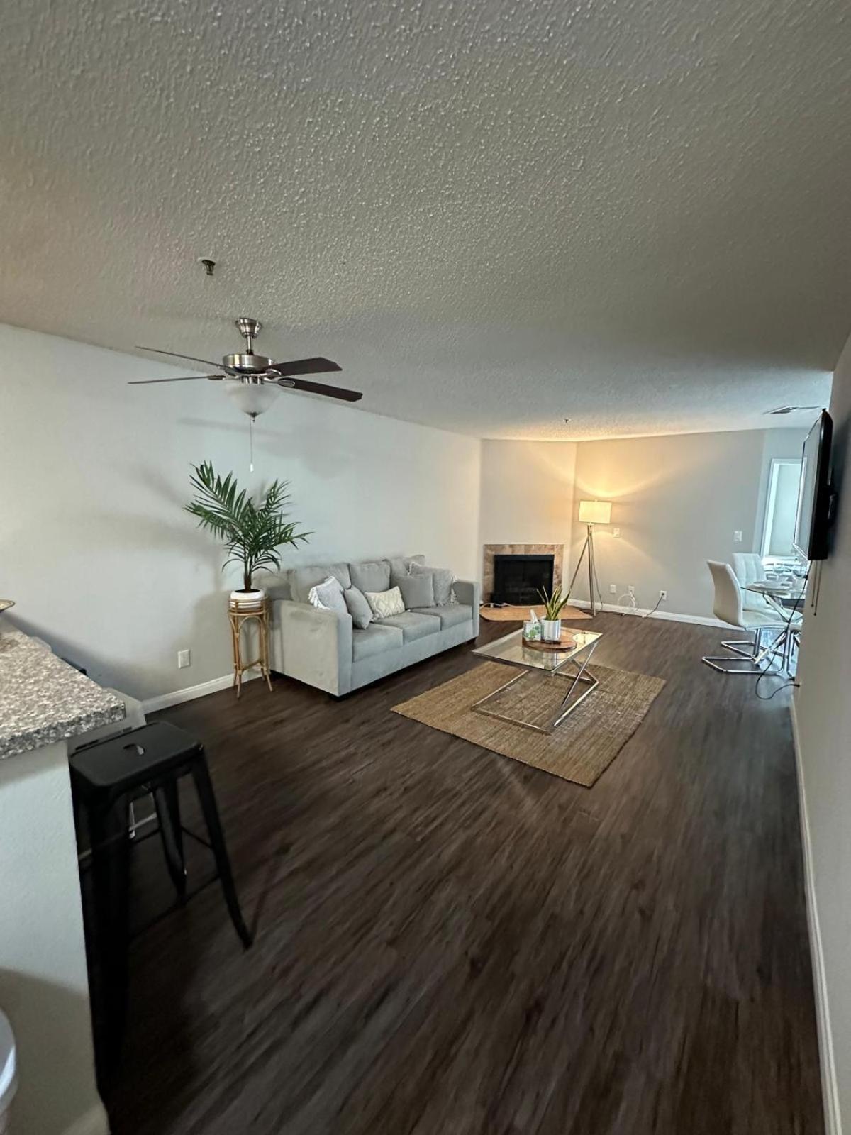 Incredible Two Bedroom Hollywood Apartments Free Parking Лос Анджелис Екстериор снимка