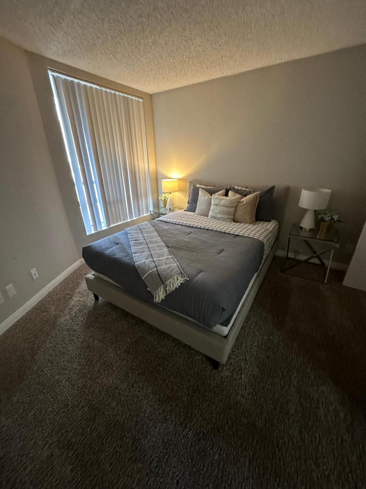 Incredible Two Bedroom Hollywood Apartments Free Parking Лос Анджелис Екстериор снимка