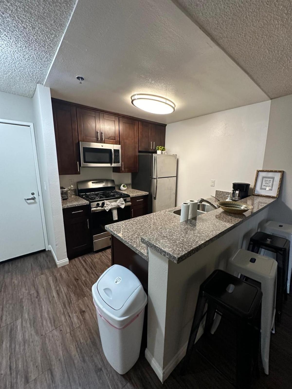 Incredible Two Bedroom Hollywood Apartments Free Parking Лос Анджелис Екстериор снимка