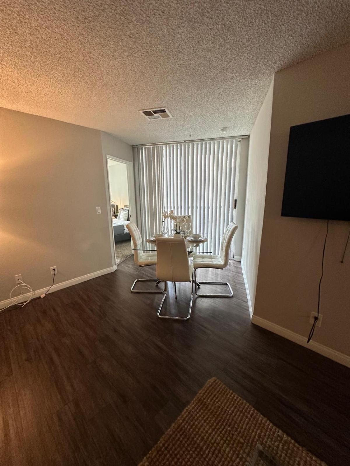 Incredible Two Bedroom Hollywood Apartments Free Parking Лос Анджелис Екстериор снимка