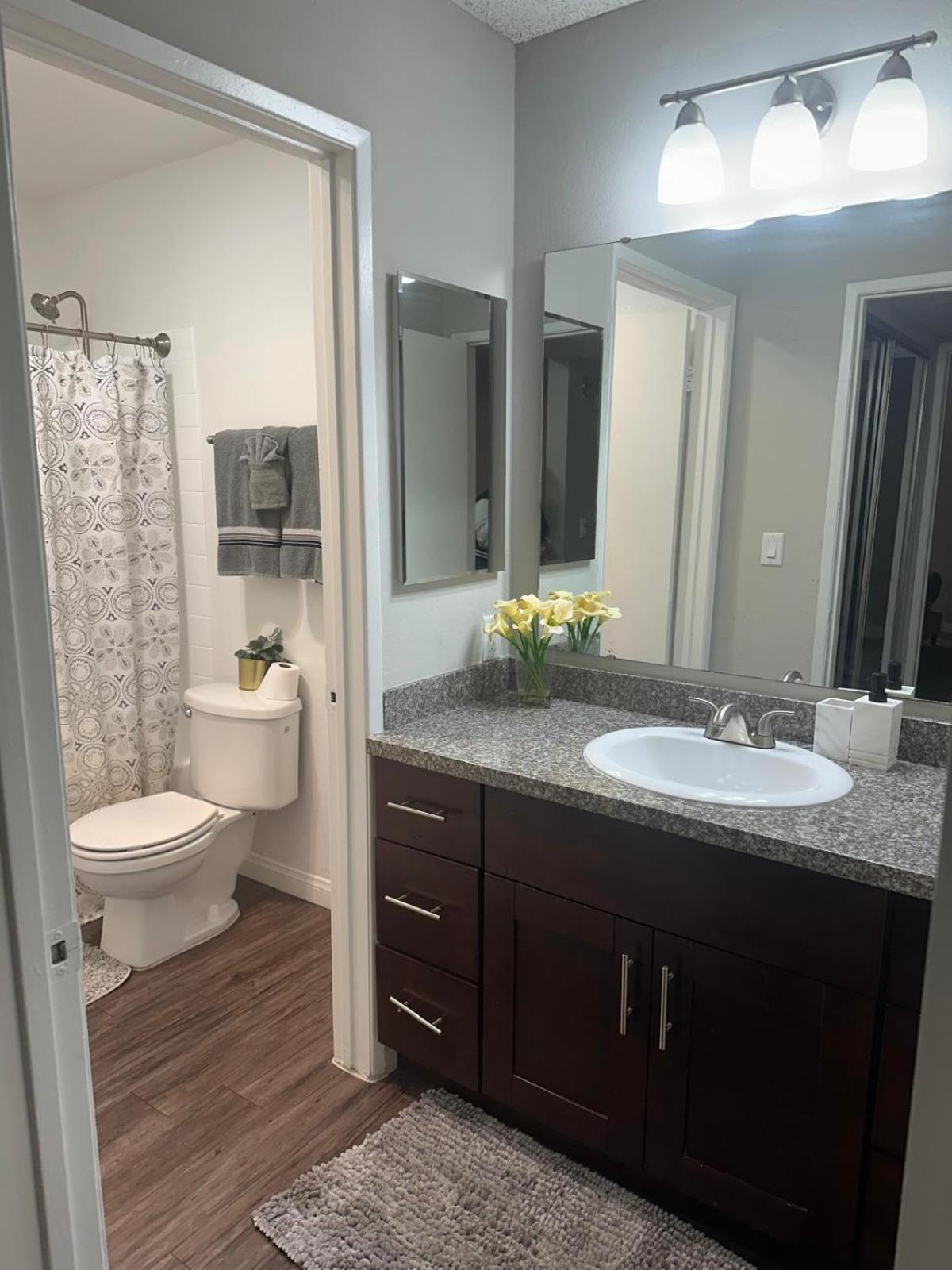 Incredible Two Bedroom Hollywood Apartments Free Parking Лос Анджелис Екстериор снимка