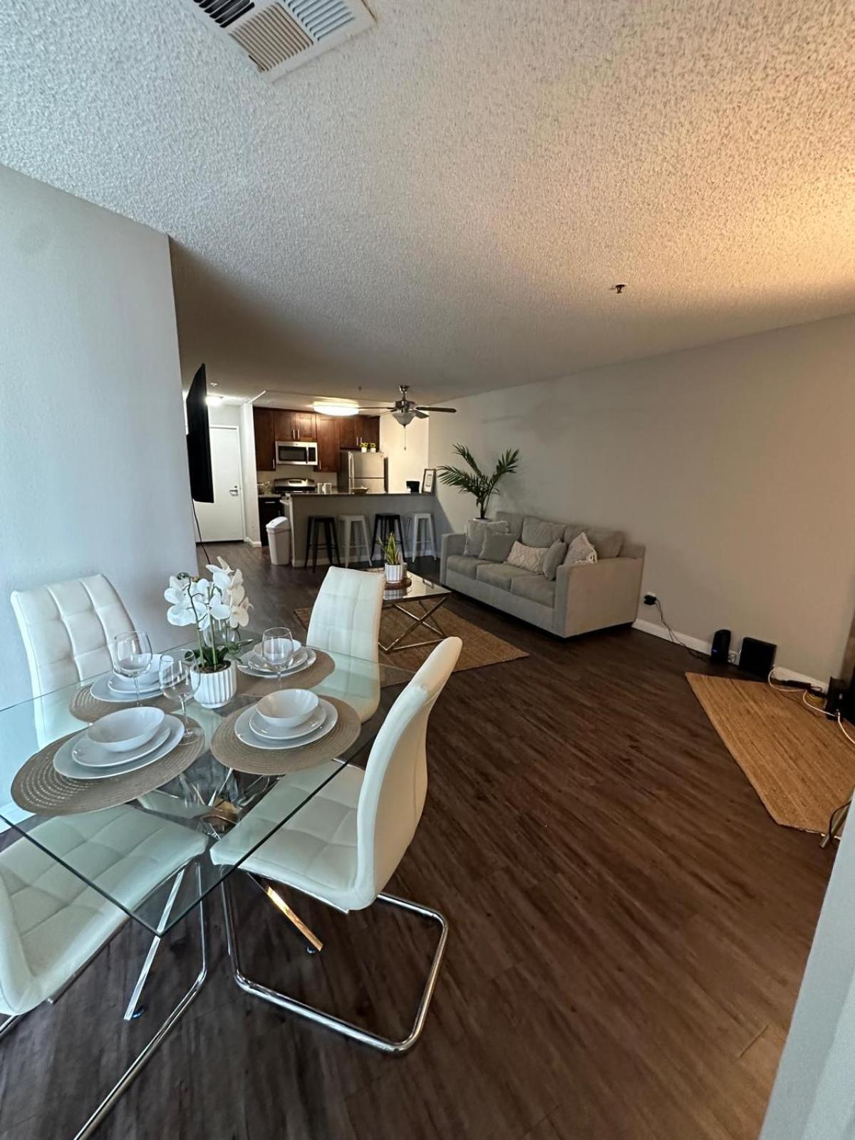 Incredible Two Bedroom Hollywood Apartments Free Parking Лос Анджелис Екстериор снимка