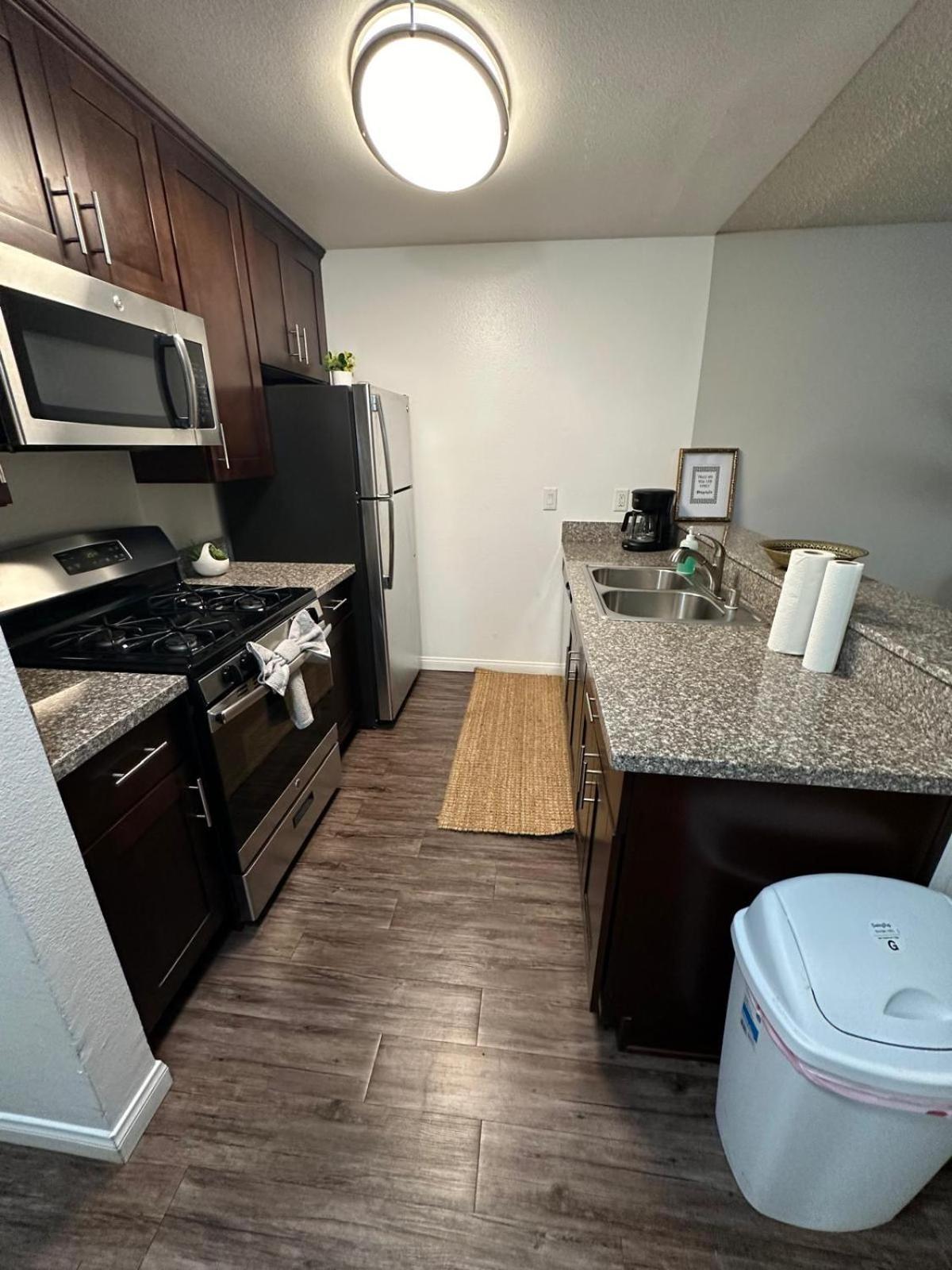 Incredible Two Bedroom Hollywood Apartments Free Parking Лос Анджелис Екстериор снимка