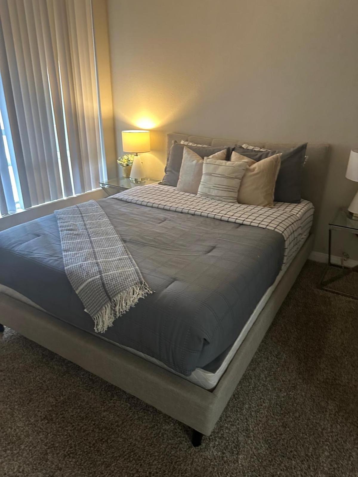 Incredible Two Bedroom Hollywood Apartments Free Parking Лос Анджелис Екстериор снимка