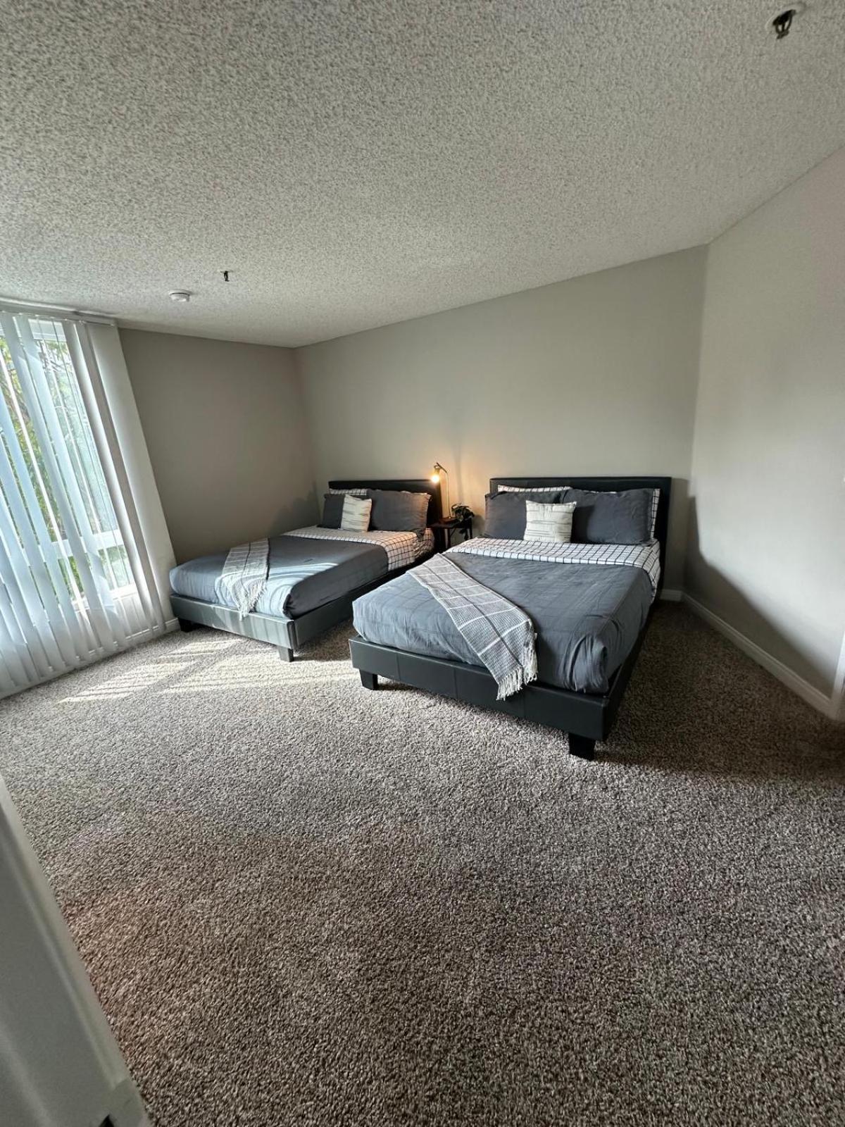 Incredible Two Bedroom Hollywood Apartments Free Parking Лос Анджелис Екстериор снимка