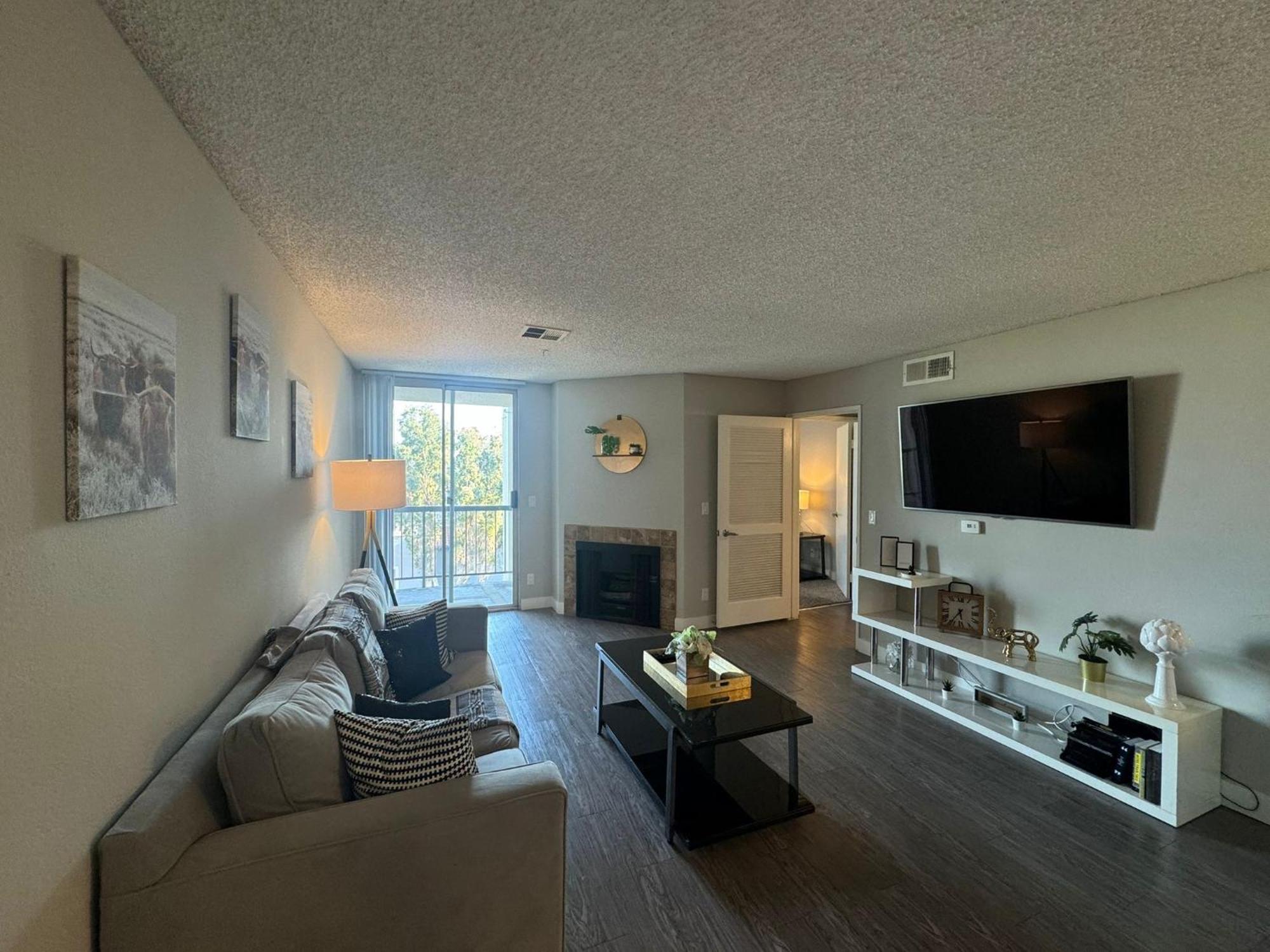 Incredible Two Bedroom Hollywood Apartments Free Parking Лос Анджелис Екстериор снимка
