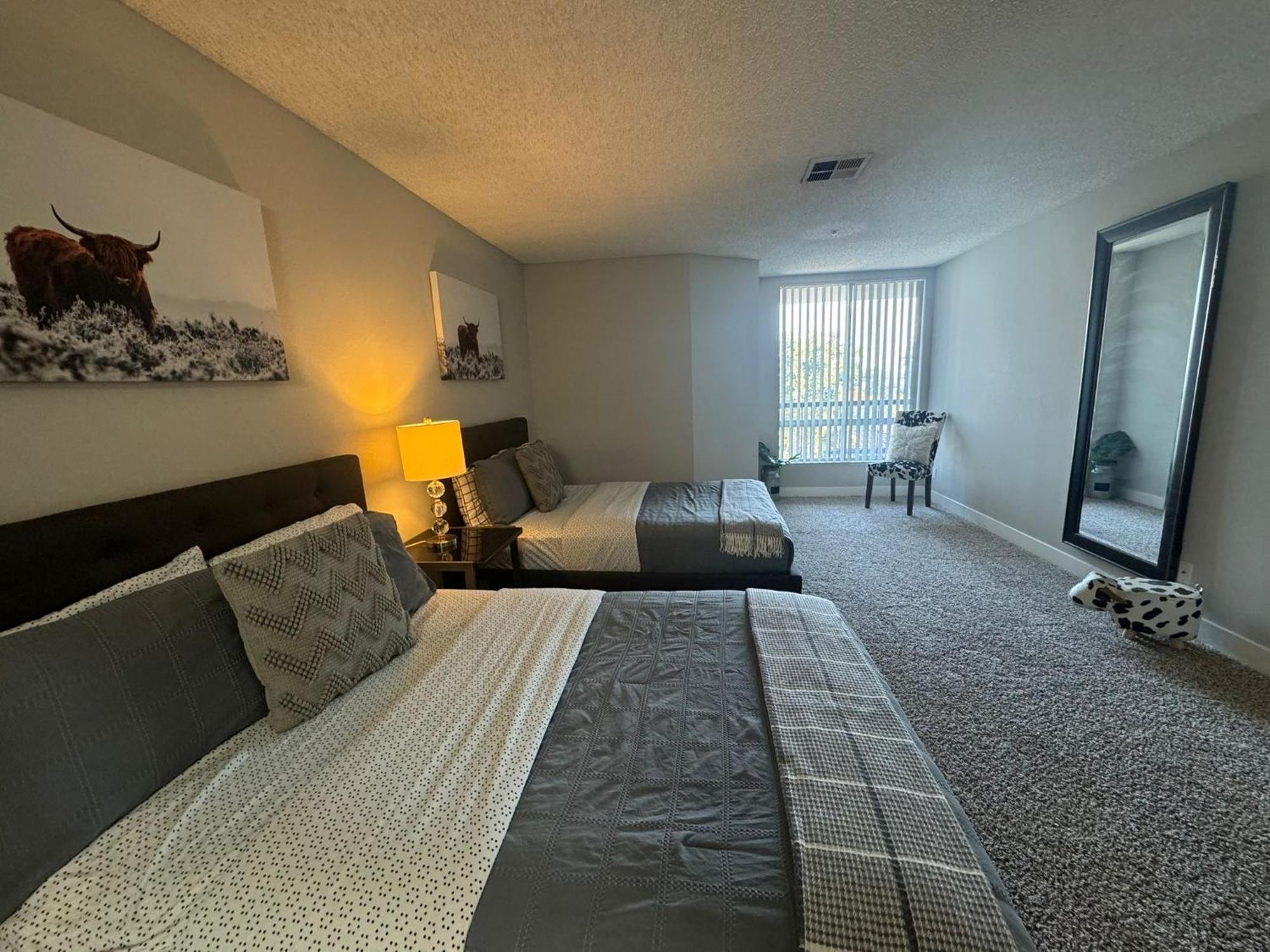 Incredible Two Bedroom Hollywood Apartments Free Parking Лос Анджелис Екстериор снимка