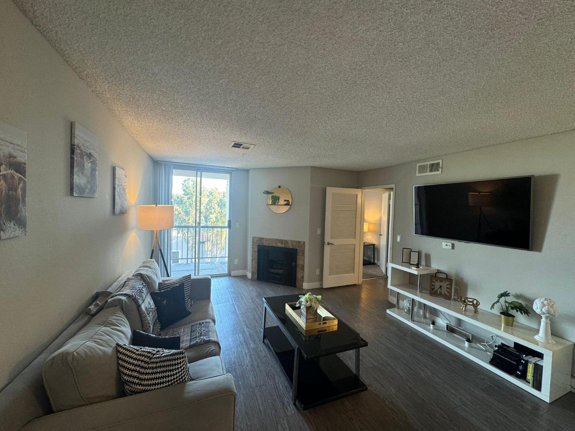 Incredible Two Bedroom Hollywood Apartments Free Parking Лос Анджелис Екстериор снимка