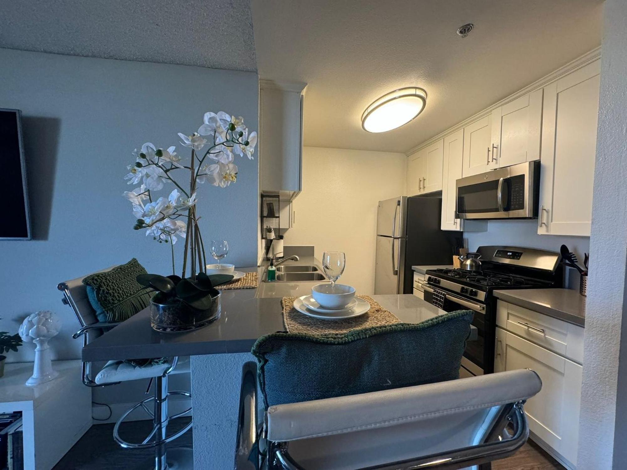 Incredible Two Bedroom Hollywood Apartments Free Parking Лос Анджелис Екстериор снимка