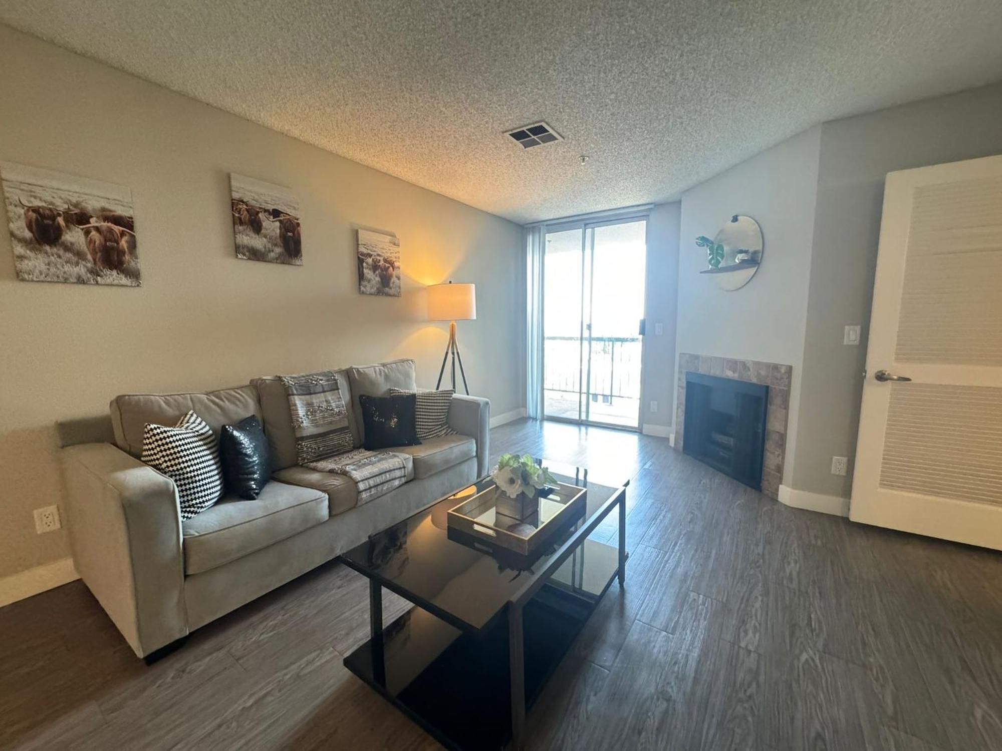 Incredible Two Bedroom Hollywood Apartments Free Parking Лос Анджелис Екстериор снимка
