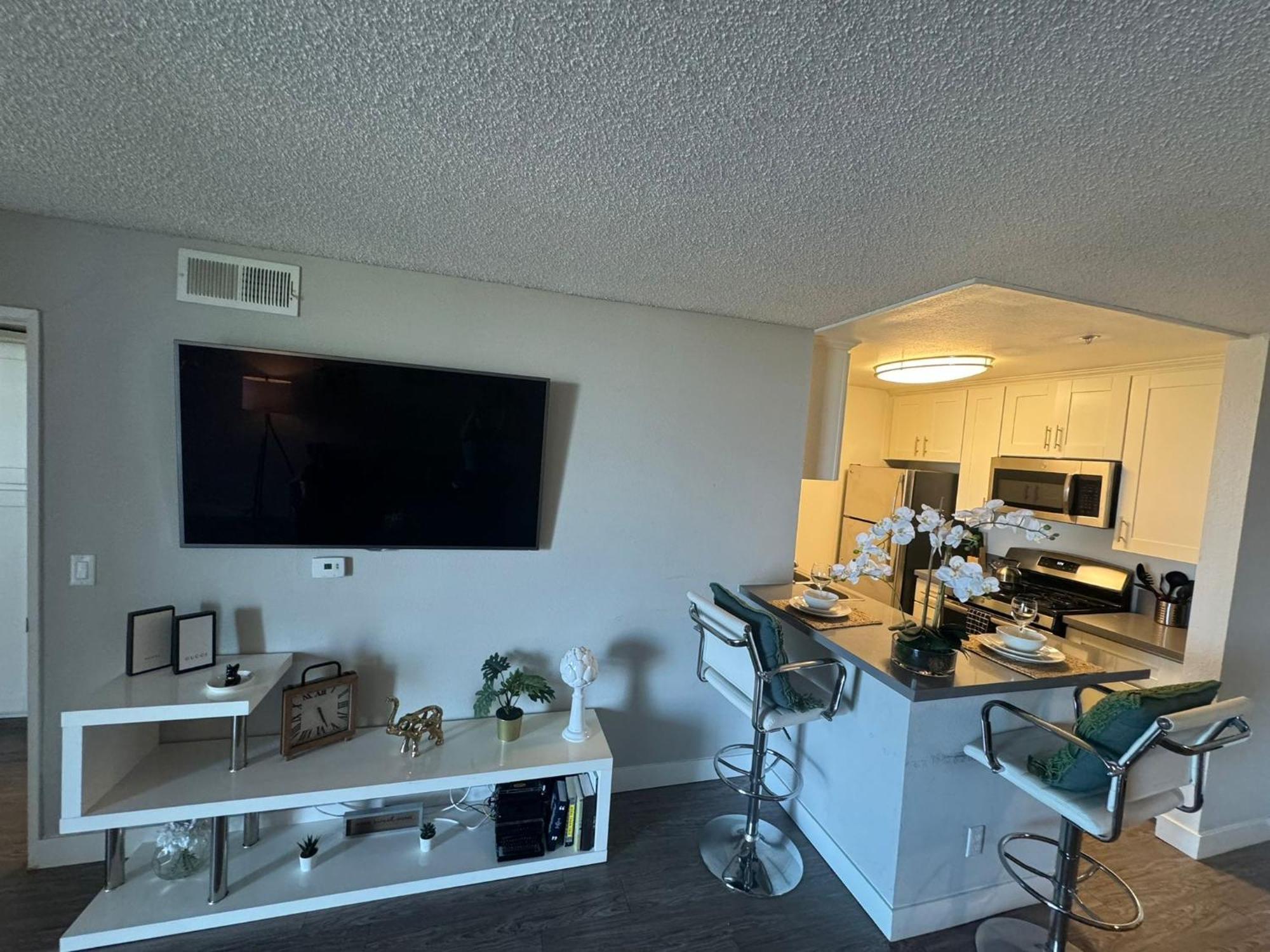 Incredible Two Bedroom Hollywood Apartments Free Parking Лос Анджелис Екстериор снимка