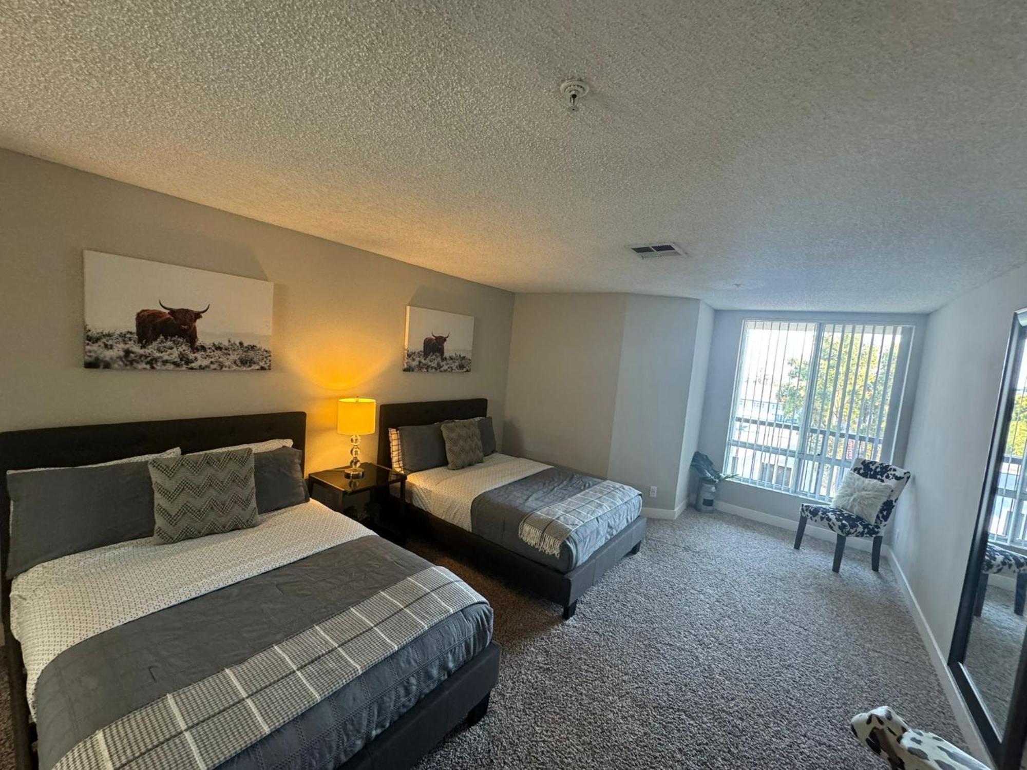Incredible Two Bedroom Hollywood Apartments Free Parking Лос Анджелис Екстериор снимка