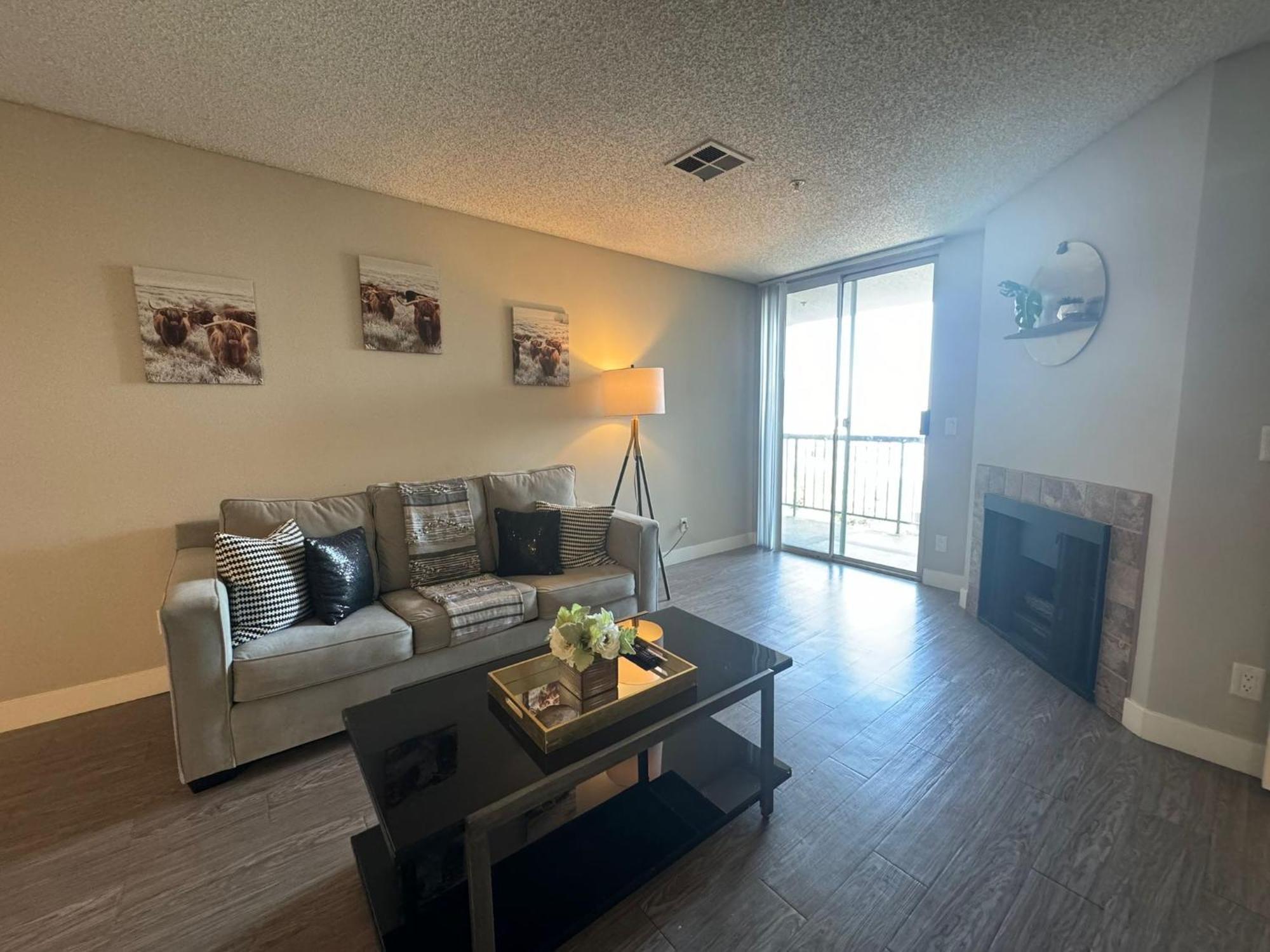 Incredible Two Bedroom Hollywood Apartments Free Parking Лос Анджелис Екстериор снимка