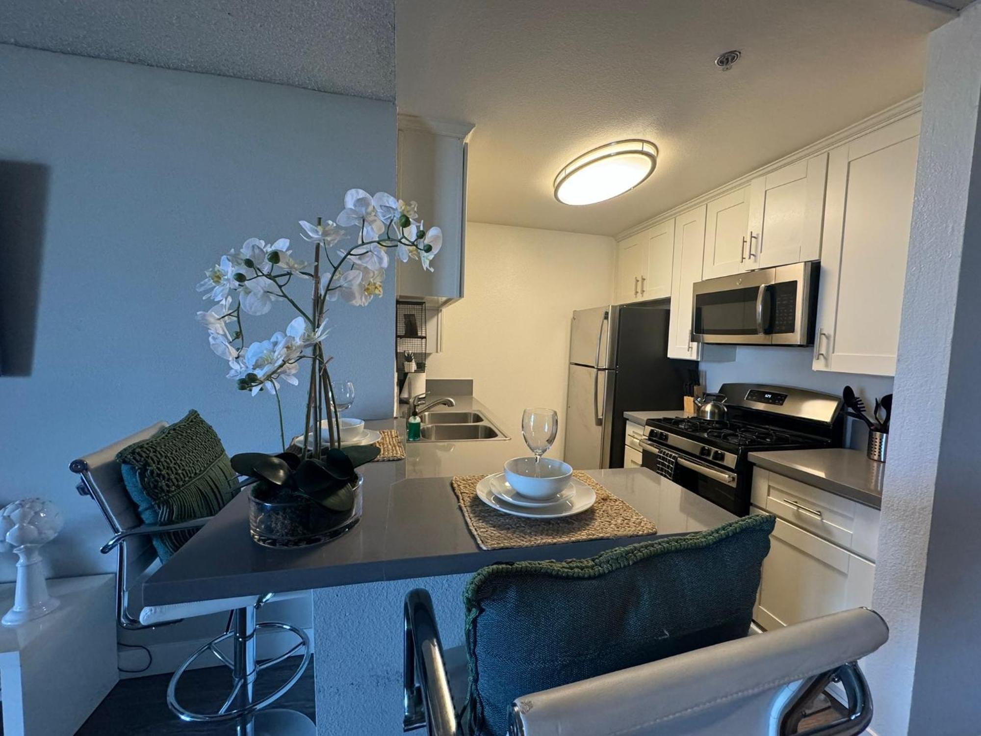 Incredible Two Bedroom Hollywood Apartments Free Parking Лос Анджелис Екстериор снимка