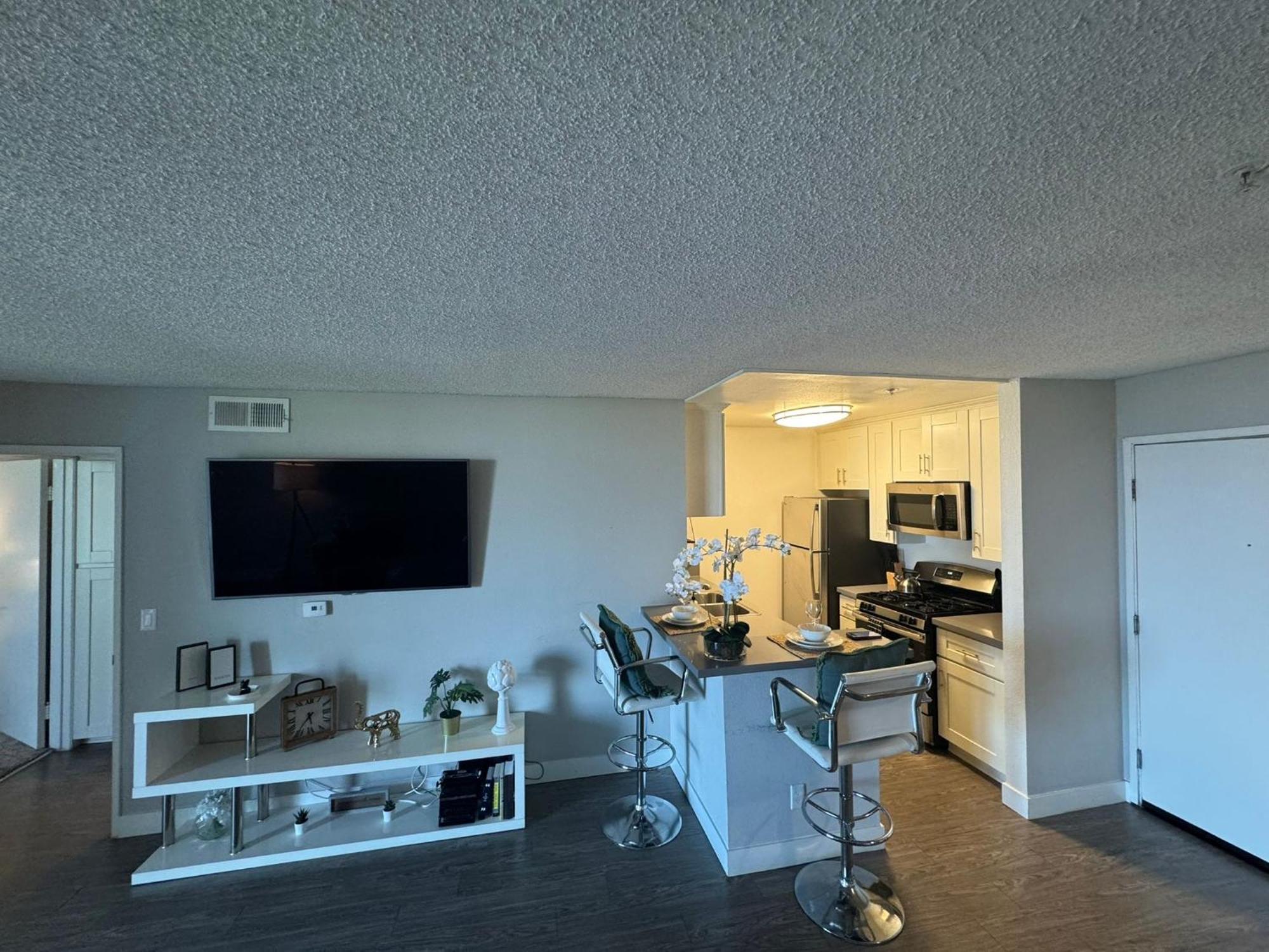 Incredible Two Bedroom Hollywood Apartments Free Parking Лос Анджелис Екстериор снимка