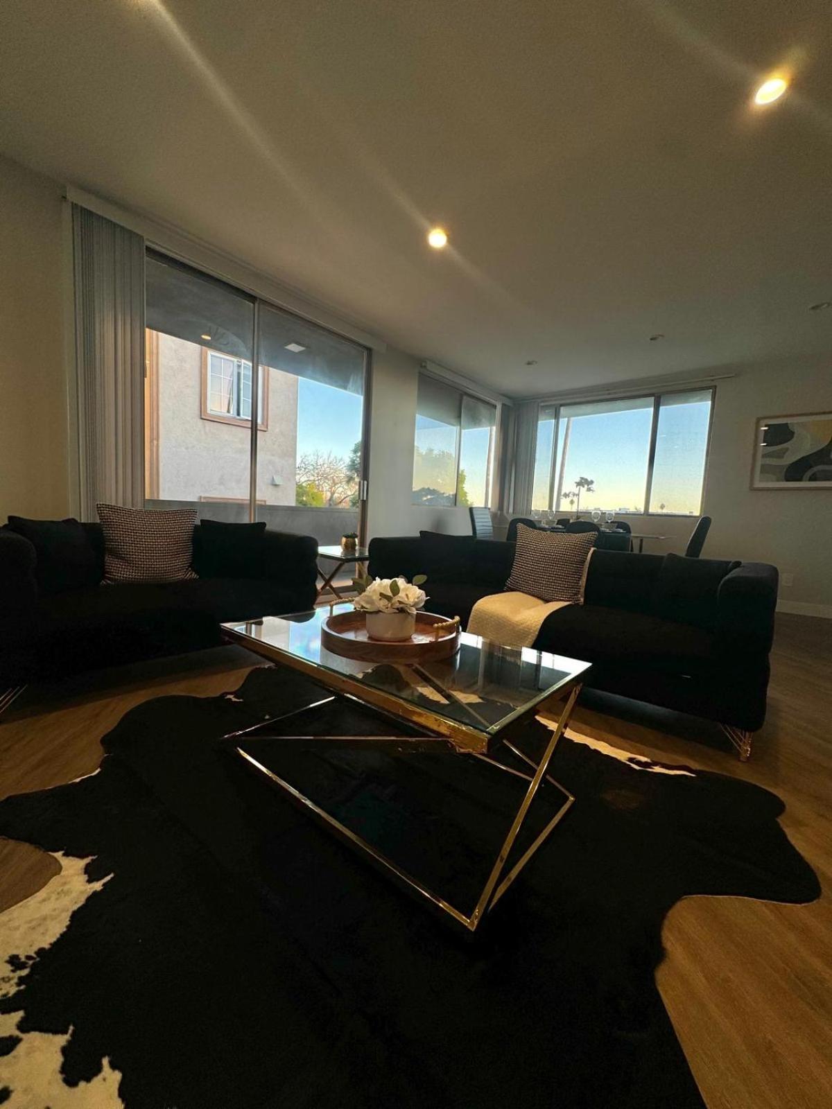 Incredible Two Bedroom Hollywood Apartments Free Parking Лос Анджелис Екстериор снимка