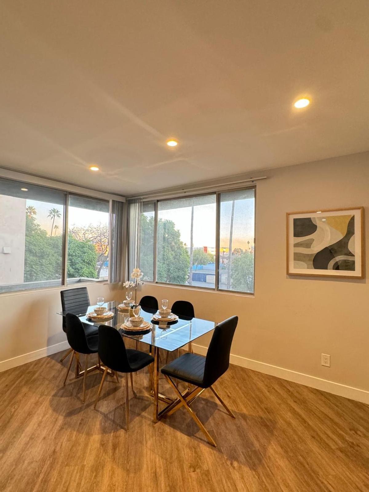 Incredible Two Bedroom Hollywood Apartments Free Parking Лос Анджелис Екстериор снимка