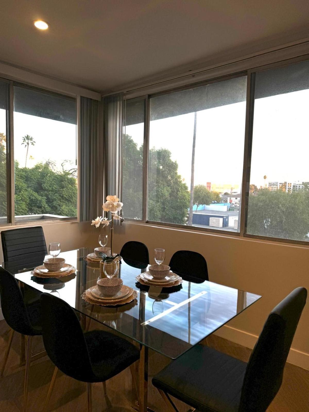 Incredible Two Bedroom Hollywood Apartments Free Parking Лос Анджелис Екстериор снимка