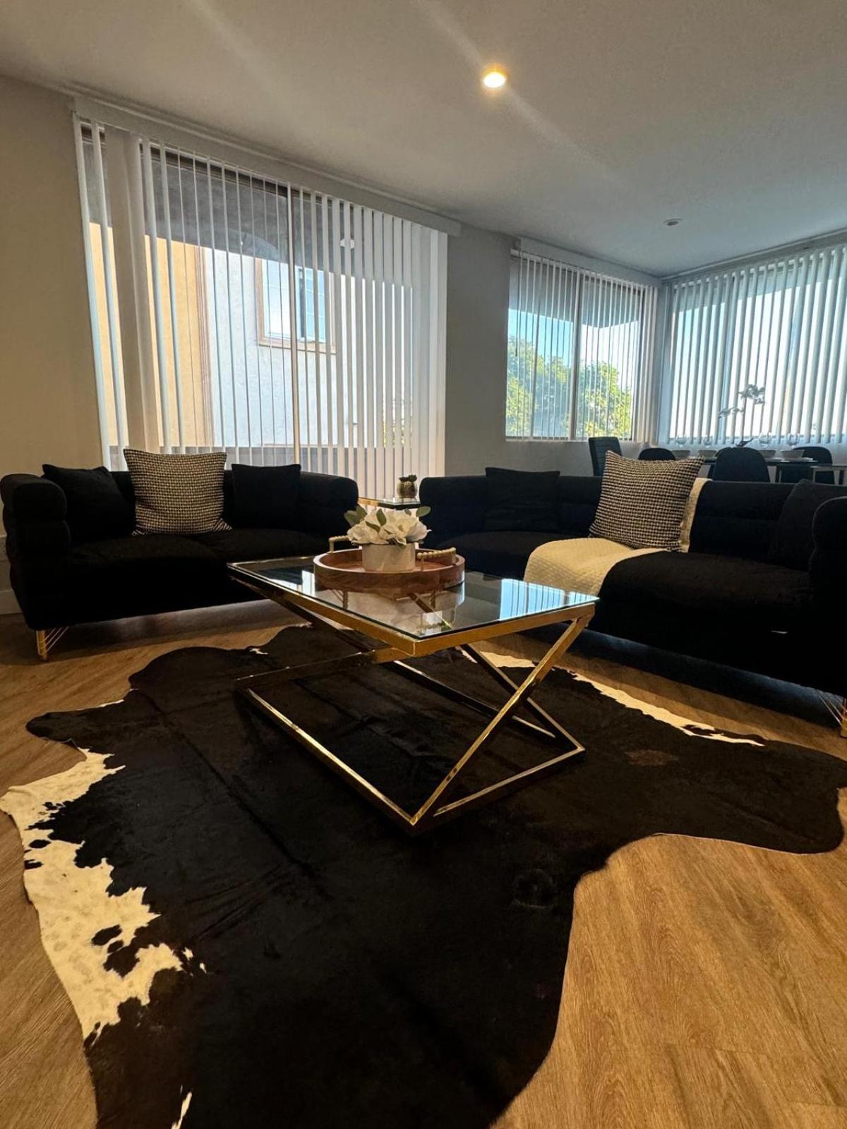 Incredible Two Bedroom Hollywood Apartments Free Parking Лос Анджелис Екстериор снимка