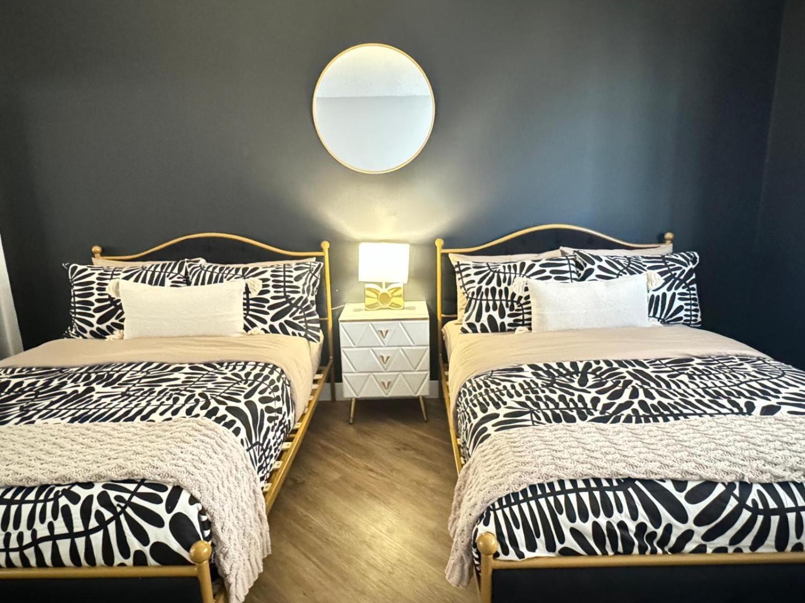 Incredible Two Bedroom Hollywood Apartments Free Parking Лос Анджелис Екстериор снимка