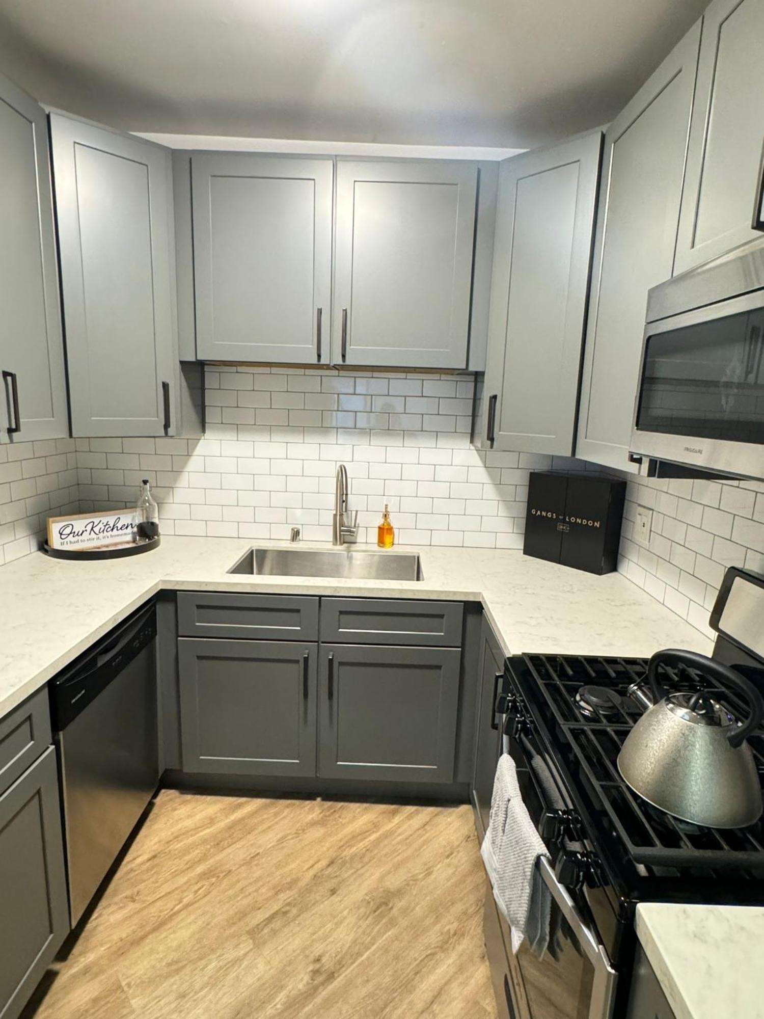 Incredible Two Bedroom Hollywood Apartments Free Parking Лос Анджелис Екстериор снимка