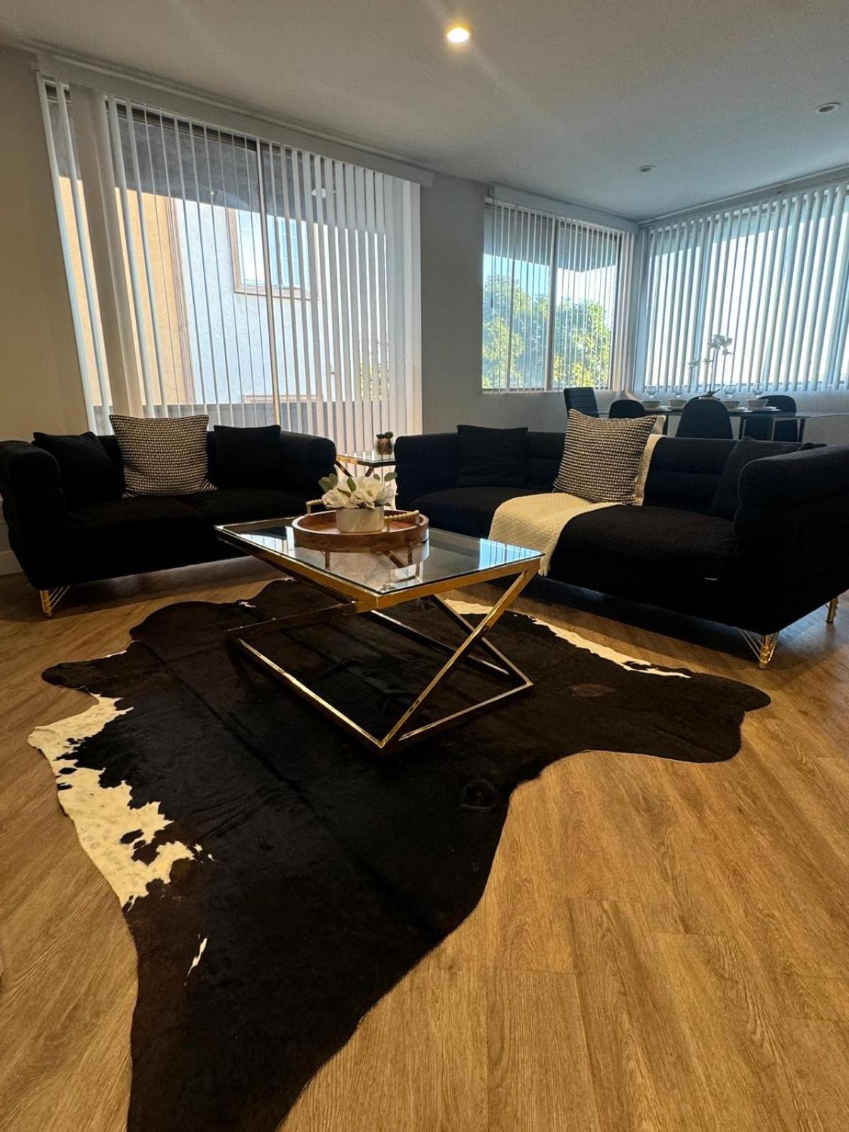 Incredible Two Bedroom Hollywood Apartments Free Parking Лос Анджелис Екстериор снимка