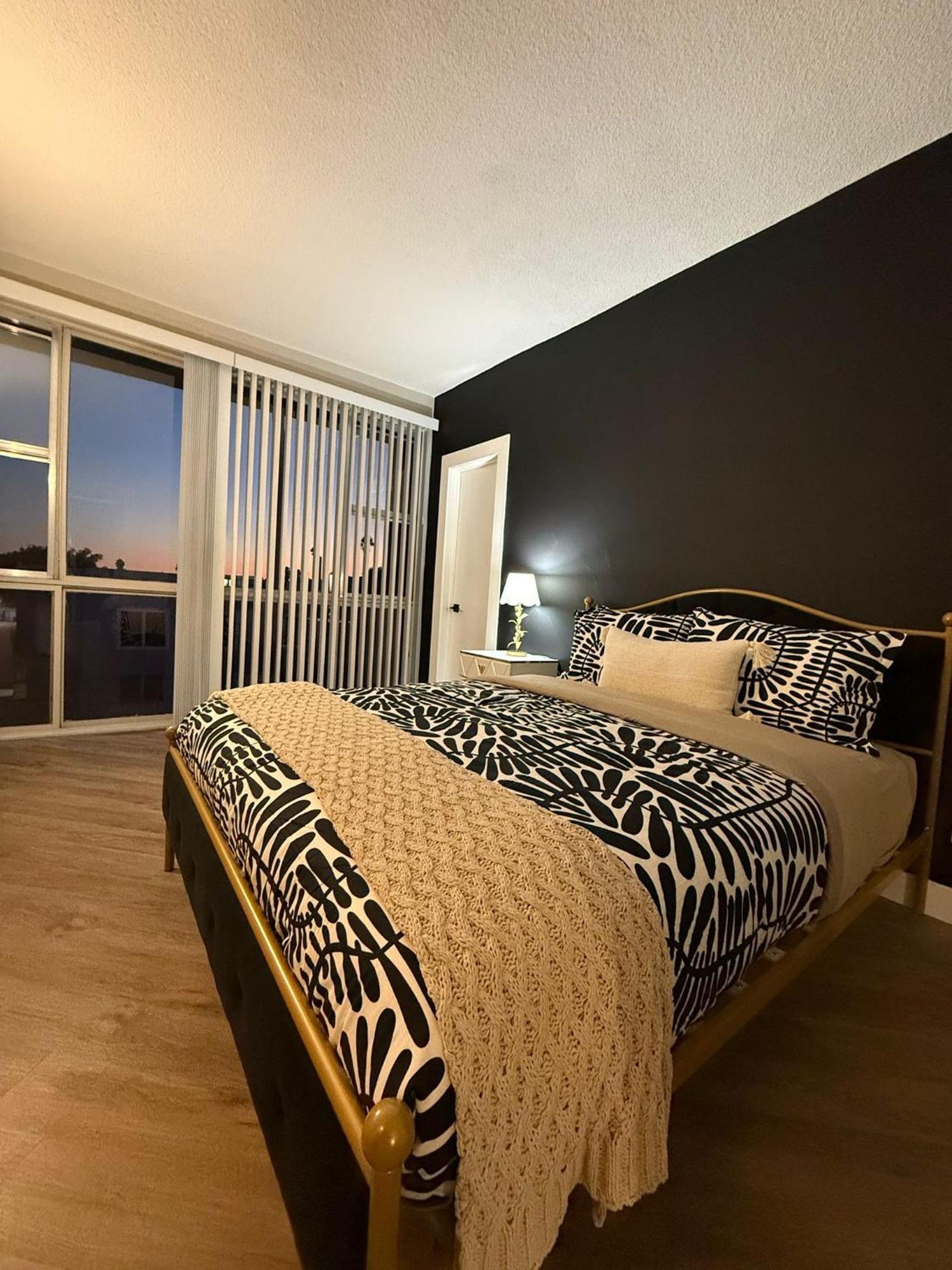 Incredible Two Bedroom Hollywood Apartments Free Parking Лос Анджелис Екстериор снимка